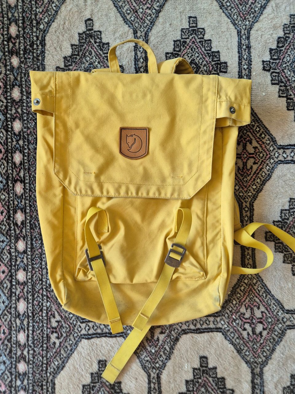 Keltainen Fjällraven Foldsack no. 1 reppu