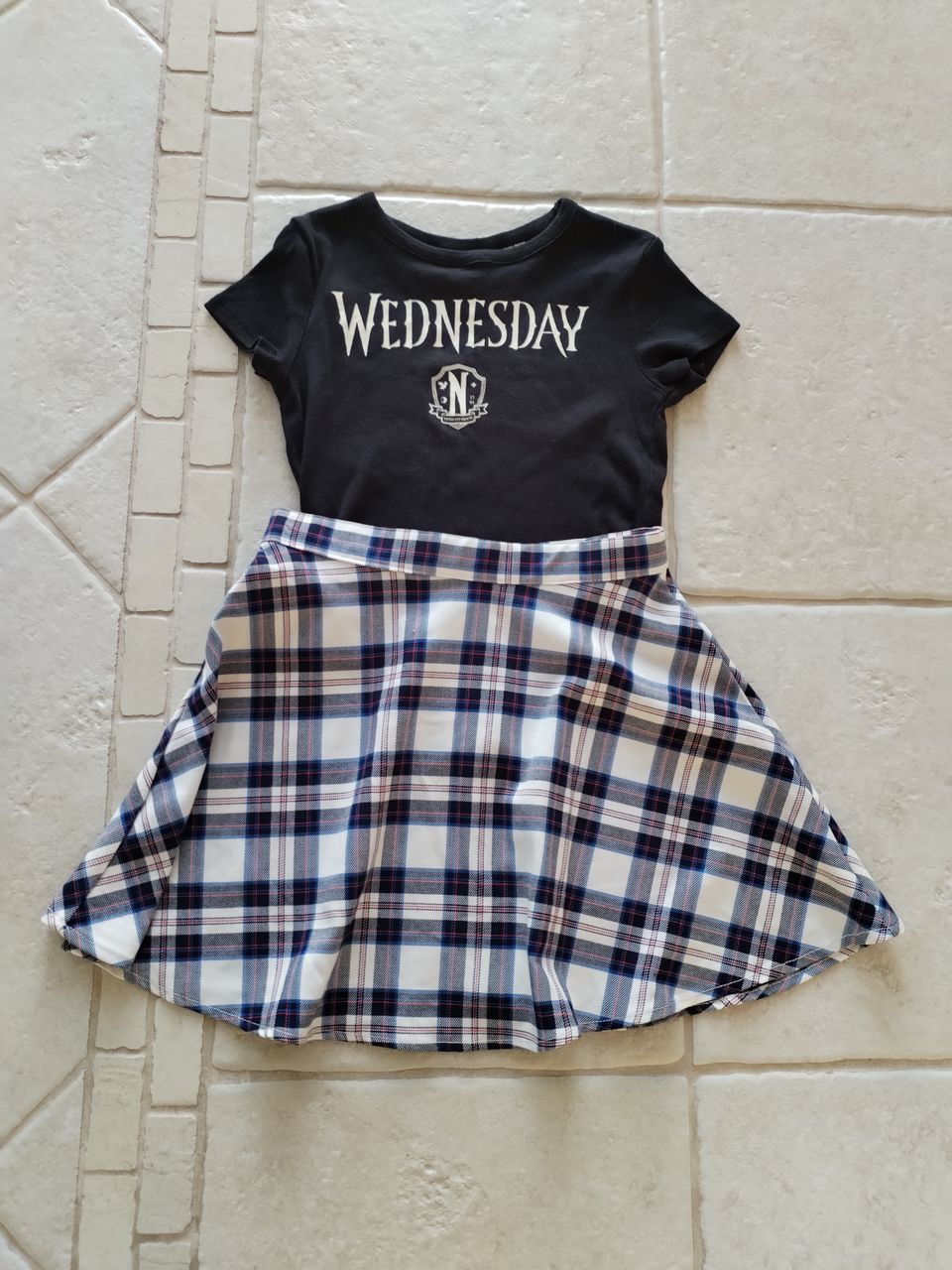 Wednesday paita ja mekko