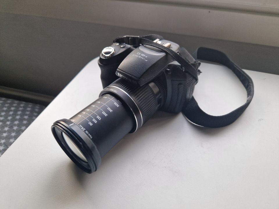 Fuji FinePix HS10 Bridge Camera + Ultrazoom 30x linssi.
