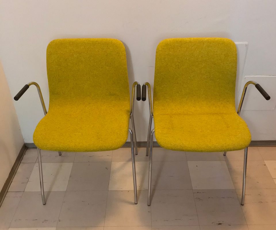Design tuolit . 2 keltaista OFFECCT .