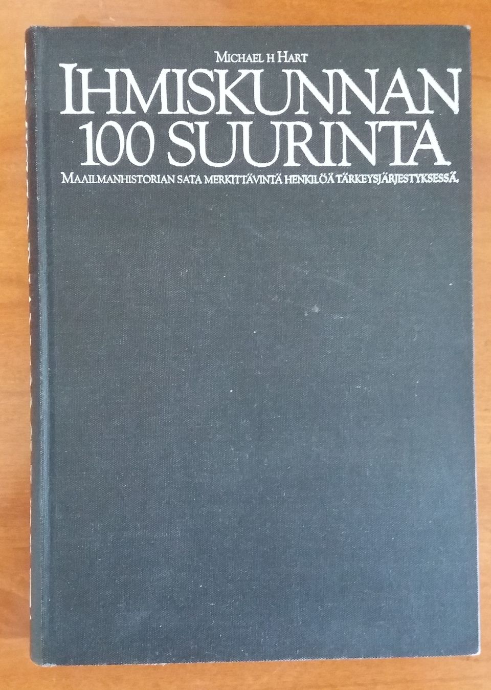 Michael H. Hart IHMISKUNNAN 100 SUURINTA Artefakti 1979