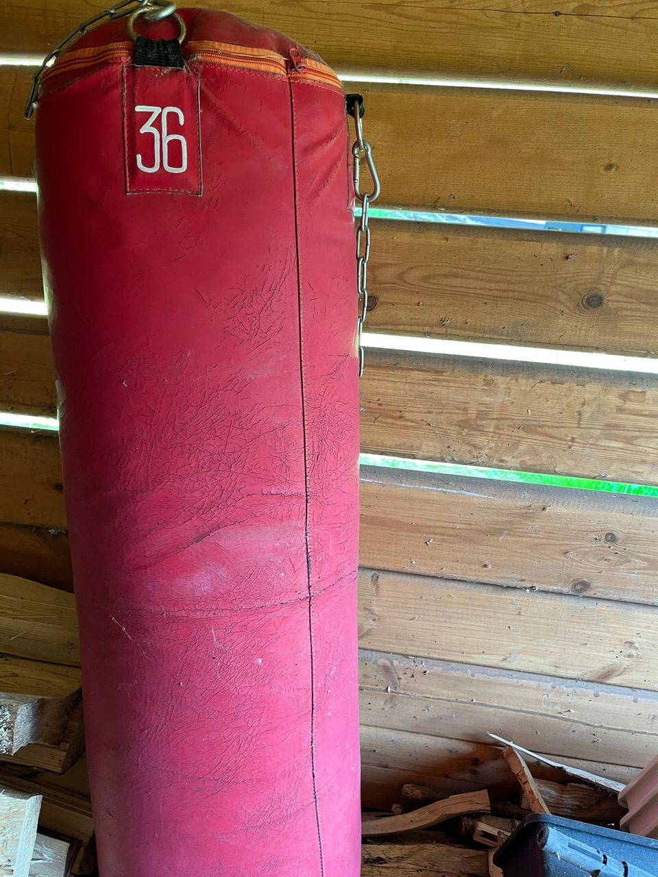 Kotimainen nyrkkeilysäkki 36kg (punainen)