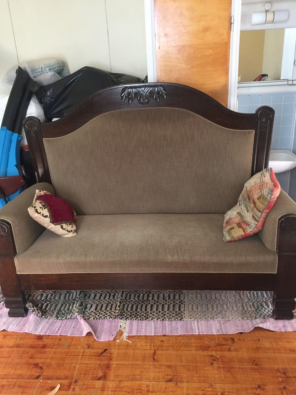Vanha antiikki sohva korkea selkäinen
