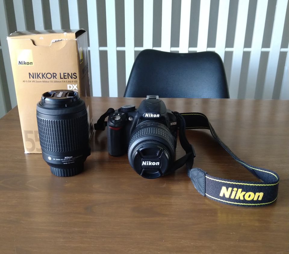 Nikon D3100 kahdella objektiivilla