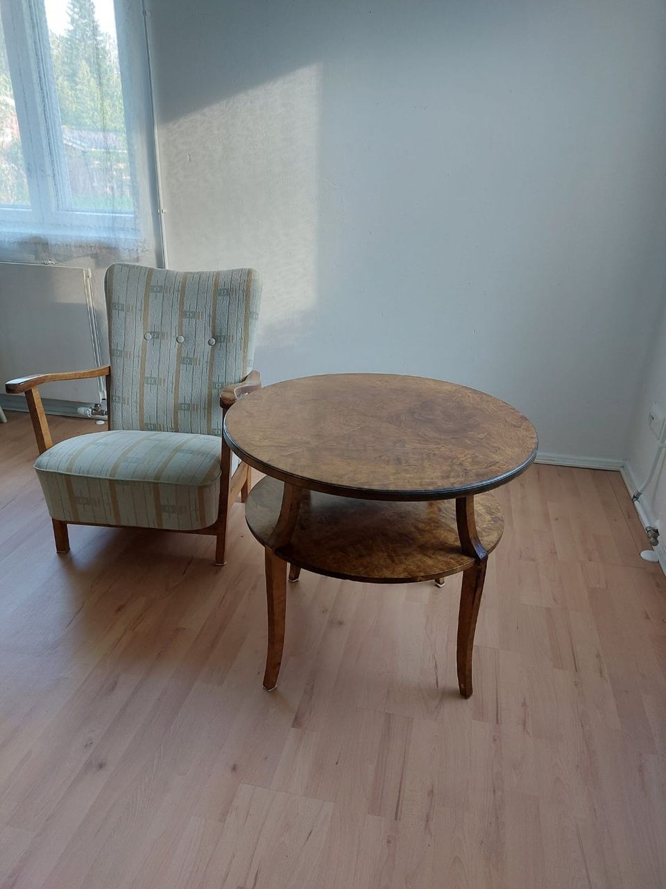 Vanha pöytä ja nojatuoli