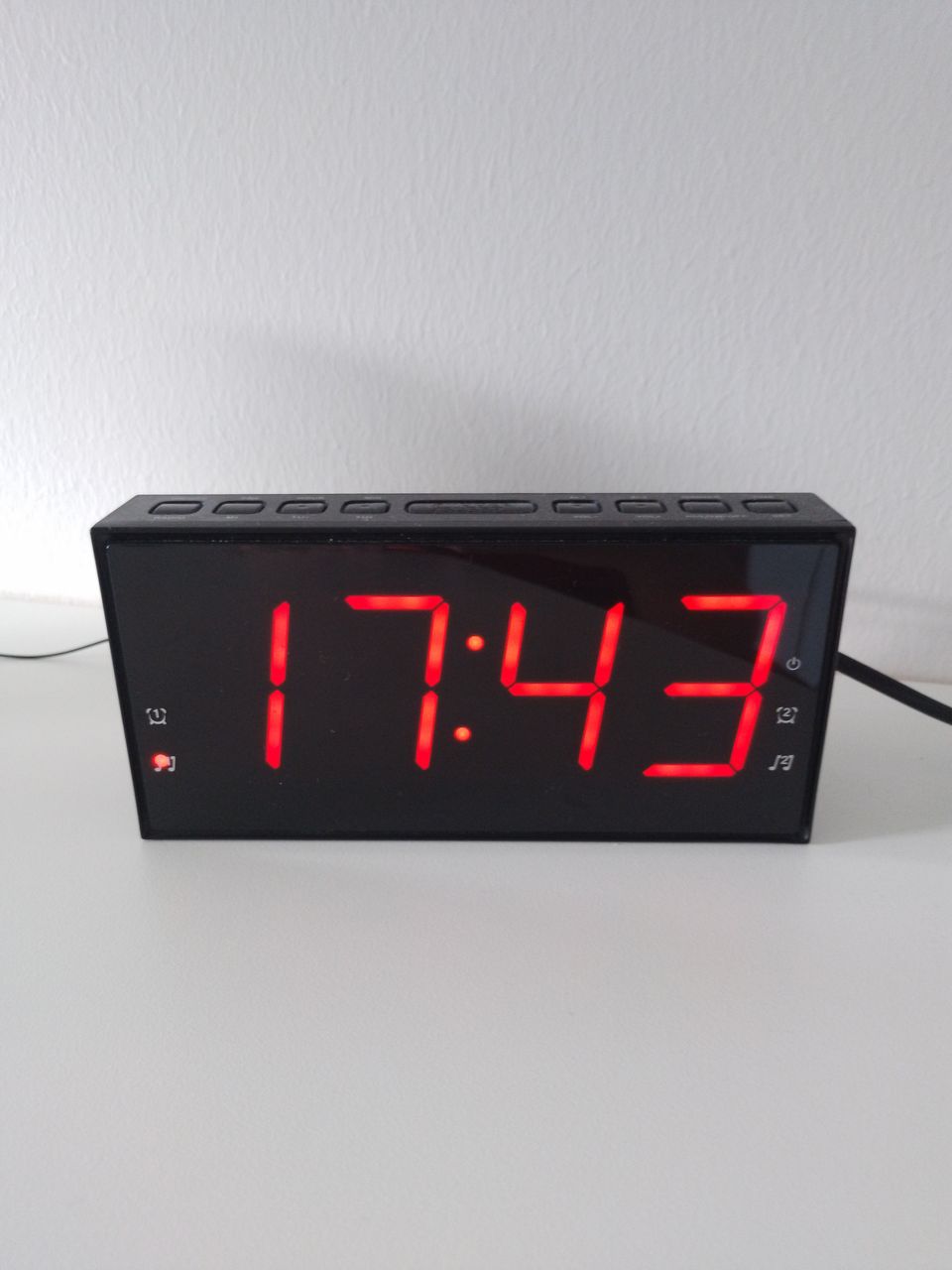 Digital kelloradio sekä herätyskello.