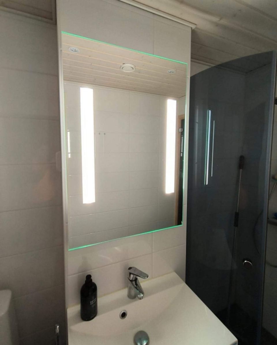 Kylpyhuoneen valaistu peili