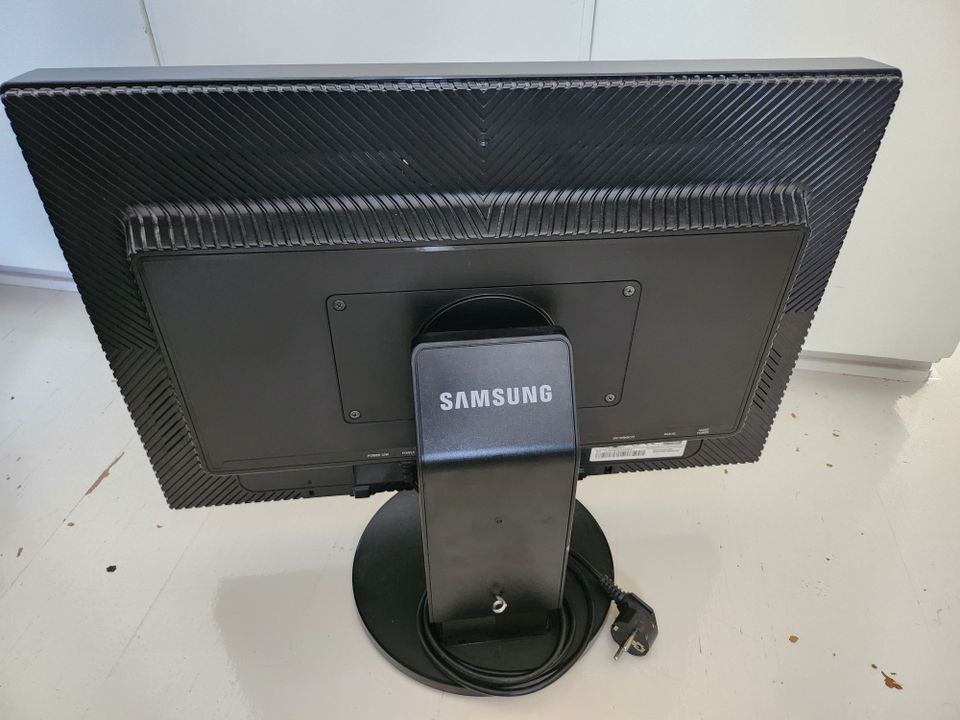 Samsung SyncMaster 245B (24", 1920x1200)