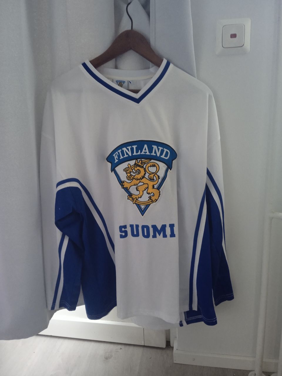 Suomen leijonapaita fanipaita