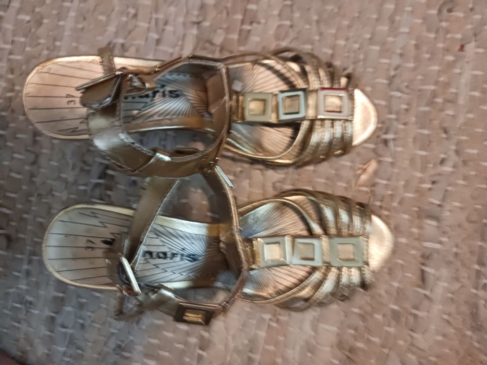 Kultaiset sandaletit