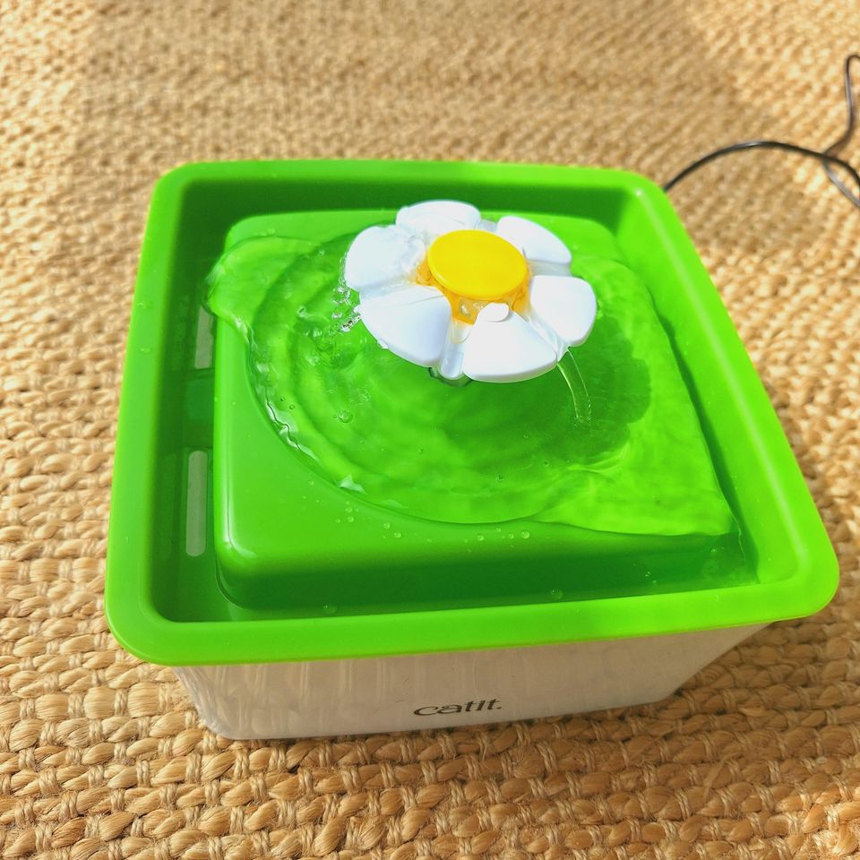 Myydään catit flower fountain mini