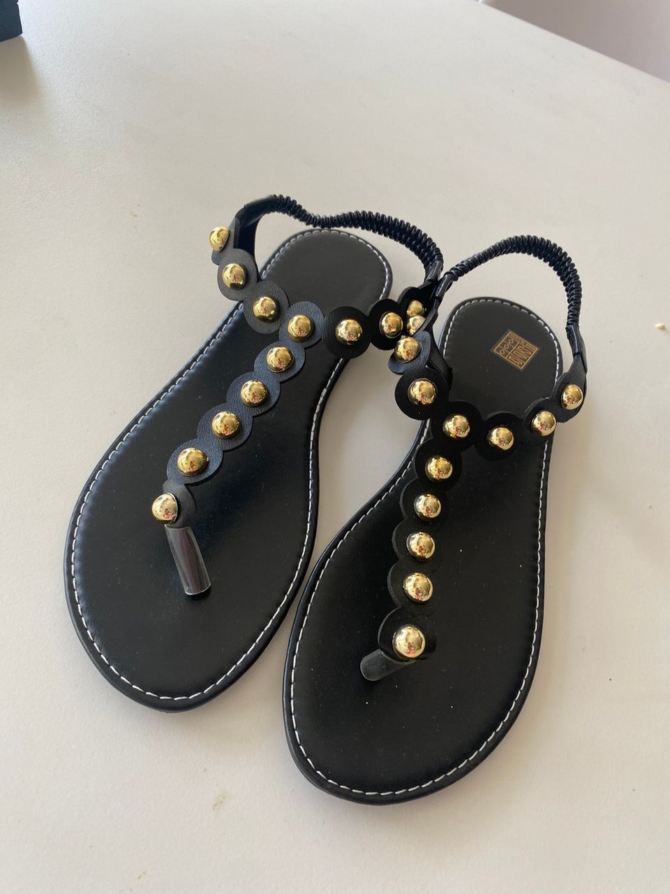 Uudet kauniit sandaalit