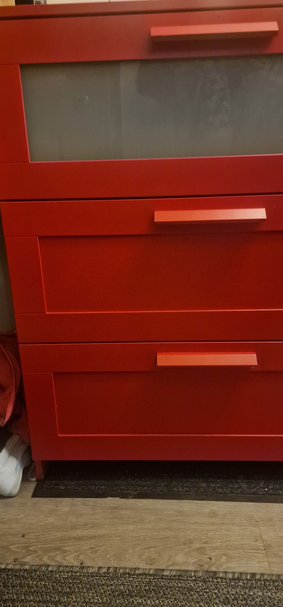 Ikean punainen lipasto