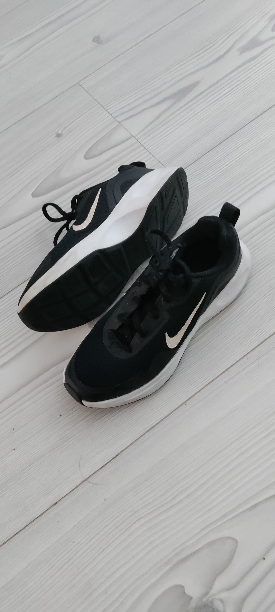 Mustavalkoiset Nike tennarit