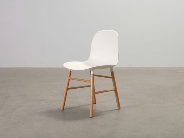 Normann Copenhagen Form tuoli valkoinen / tammi