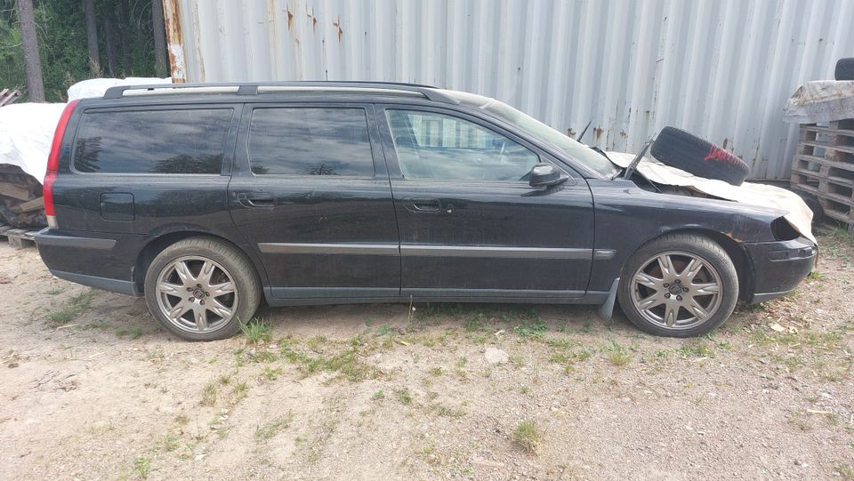 V70 D5 2004 purettavaksi