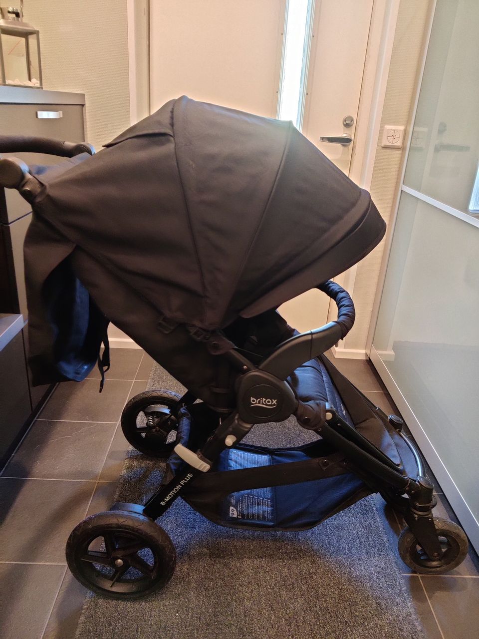 Britax B- Motion 4 plus sadesuojalla