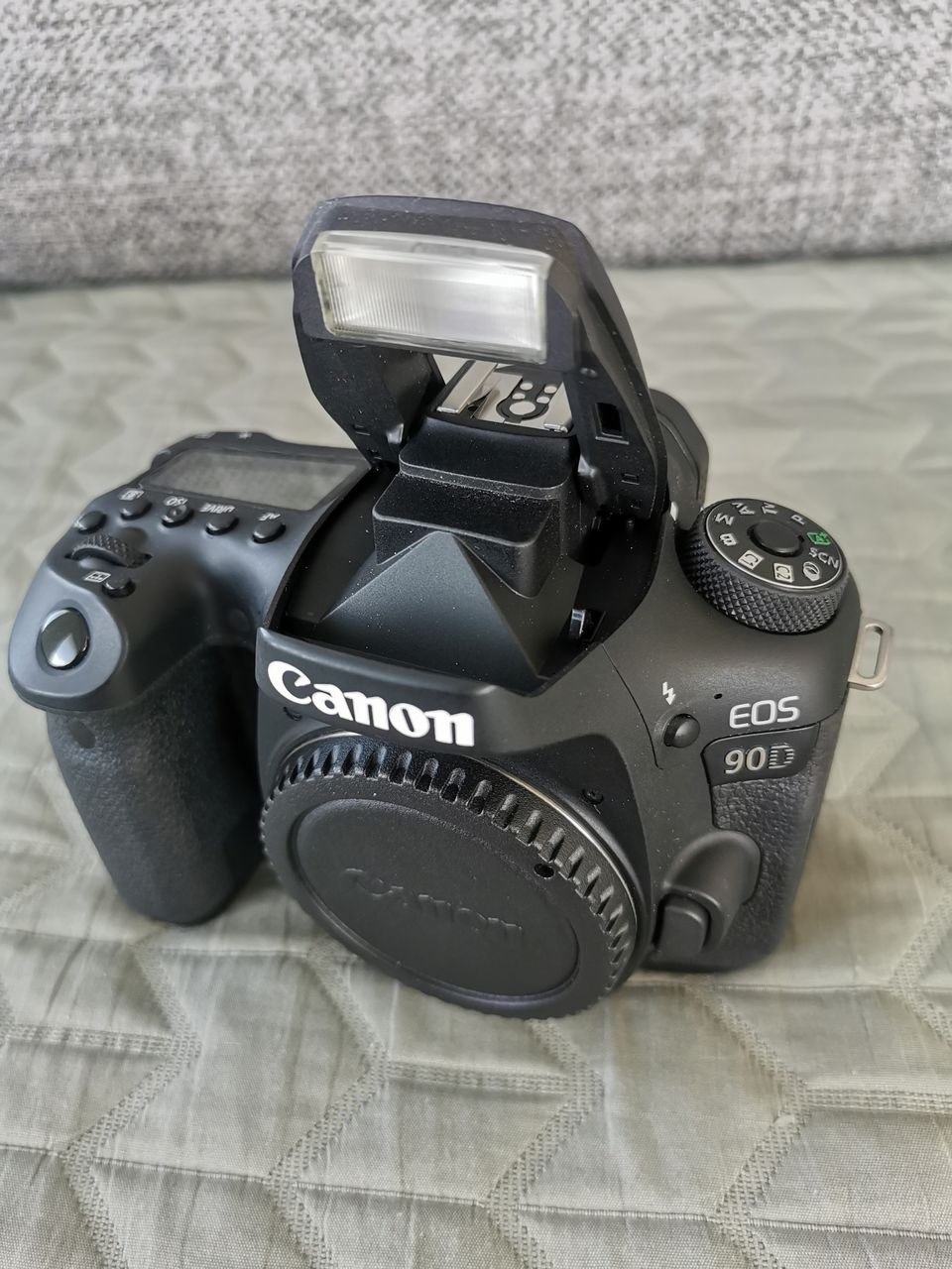 Canon EOS 90D + battery pack...