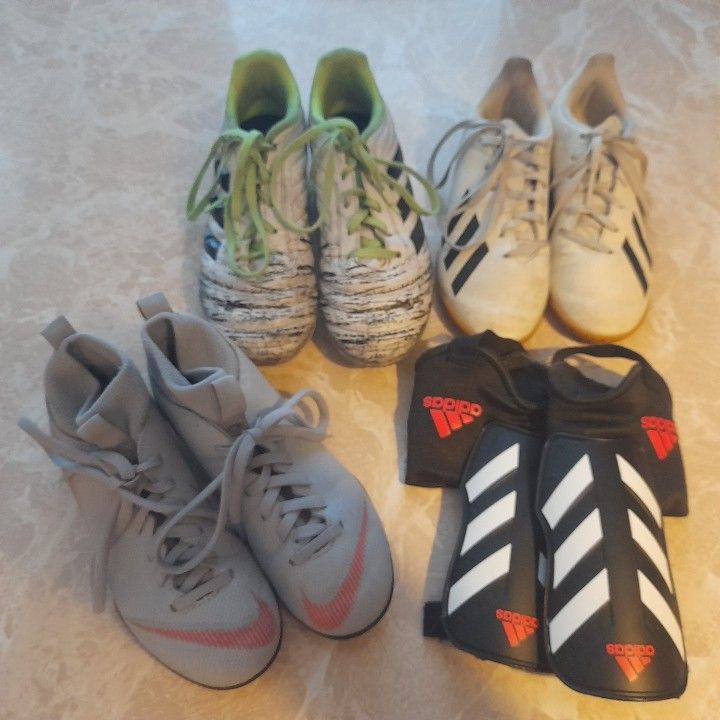 Jalkapallo kenkiä 3 paria