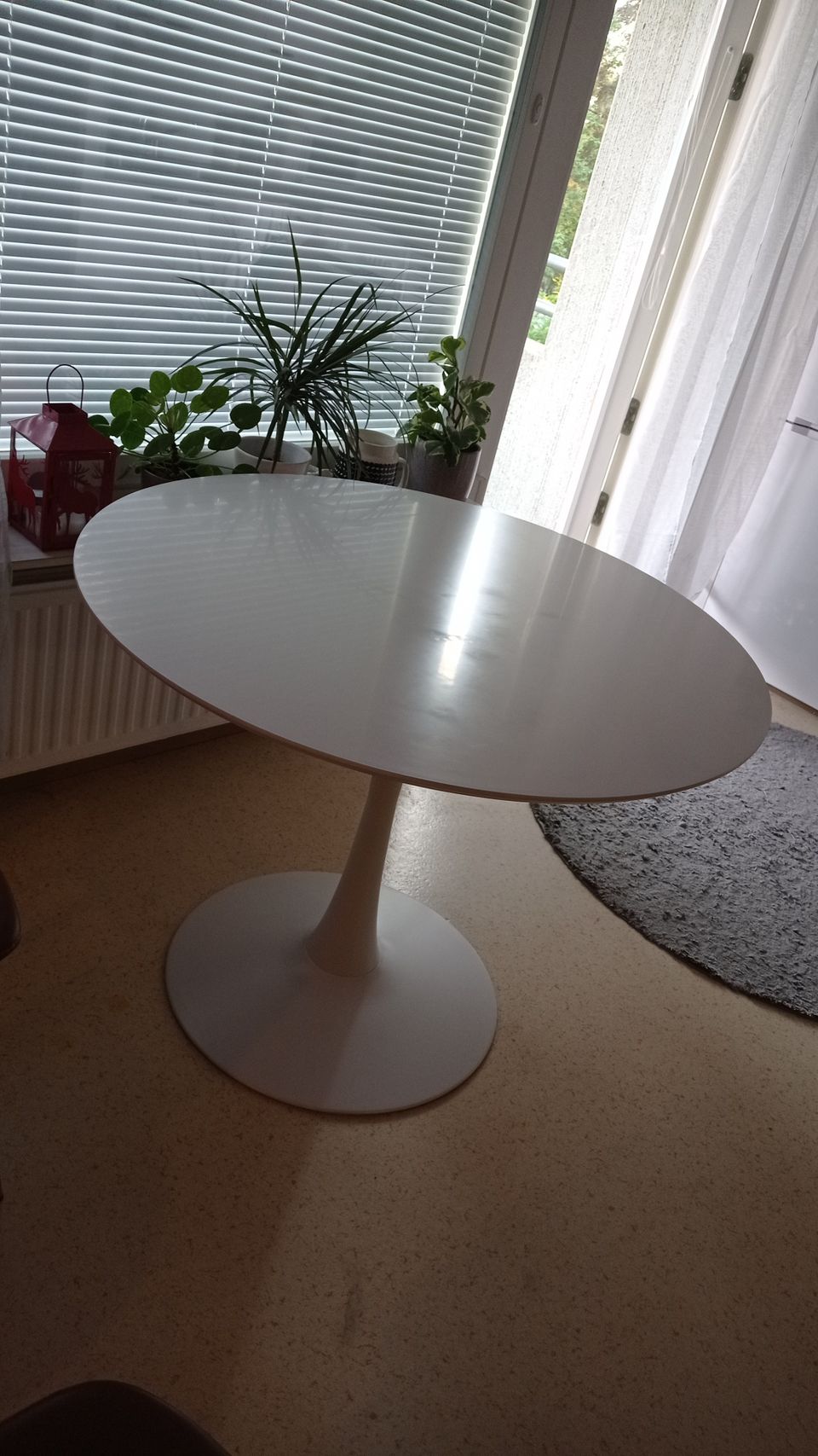 Valkoinen pikaripöytä