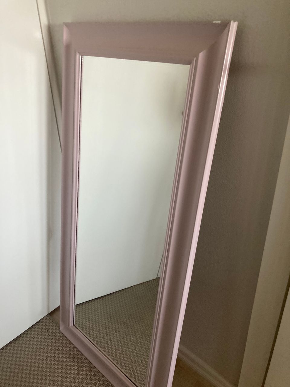 Vaaleanpunainen peili