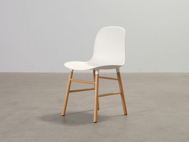 Normann Copenhagen Form tuoli valkoinen / tammi