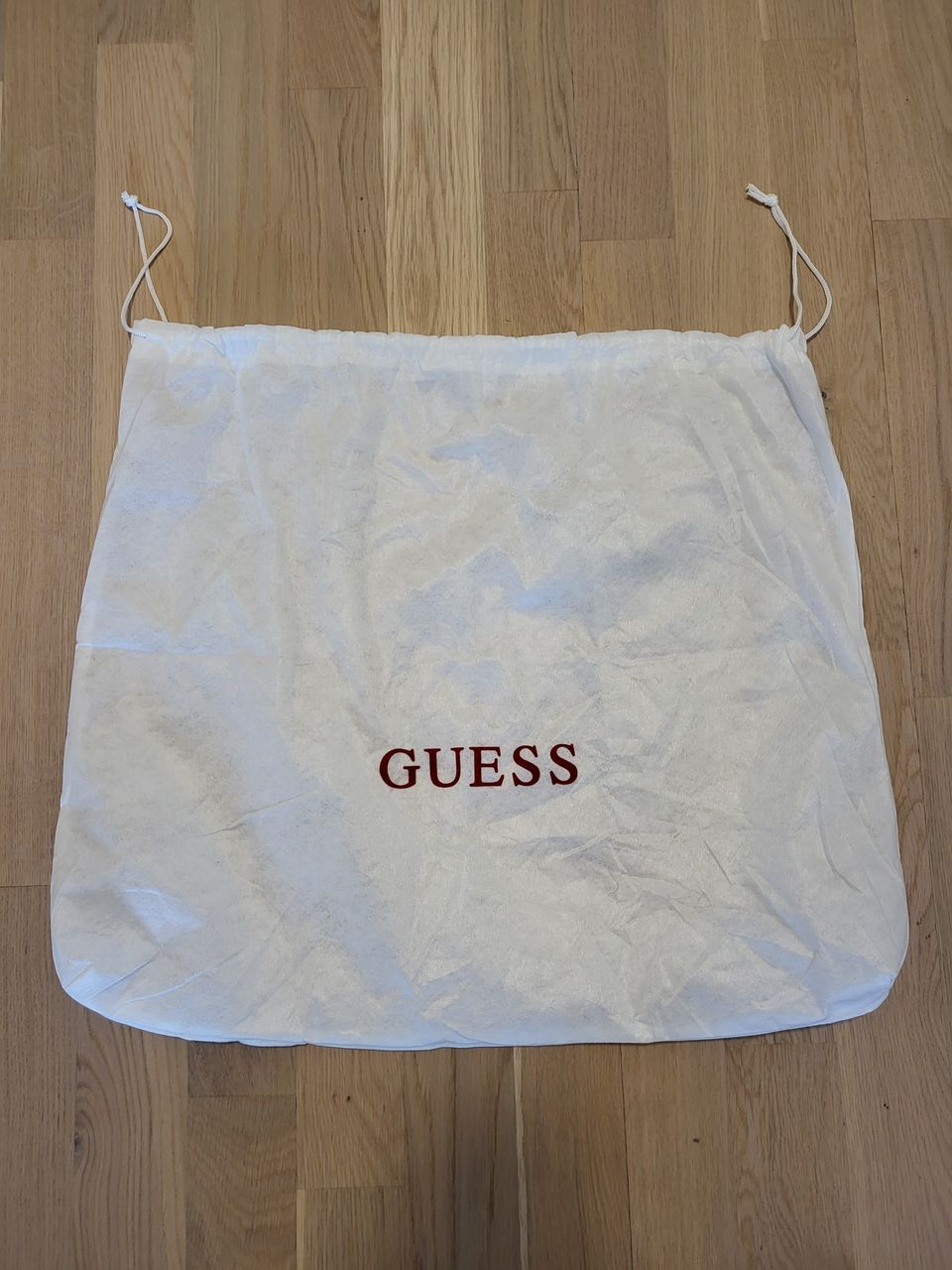 Uusi iso Guess Dust Bag