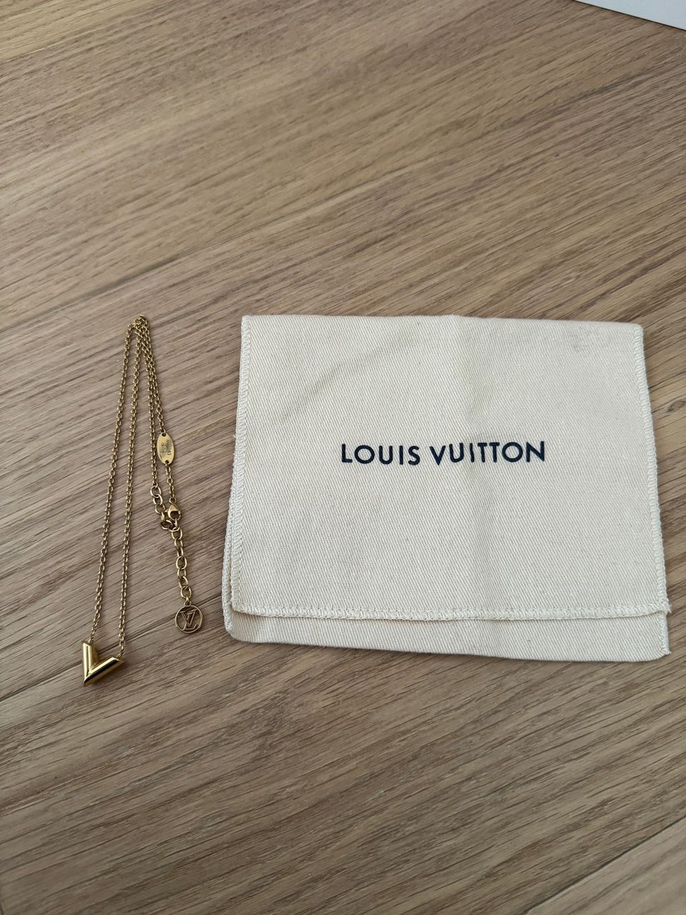 Louis Vuitton Essential V kaulakoru