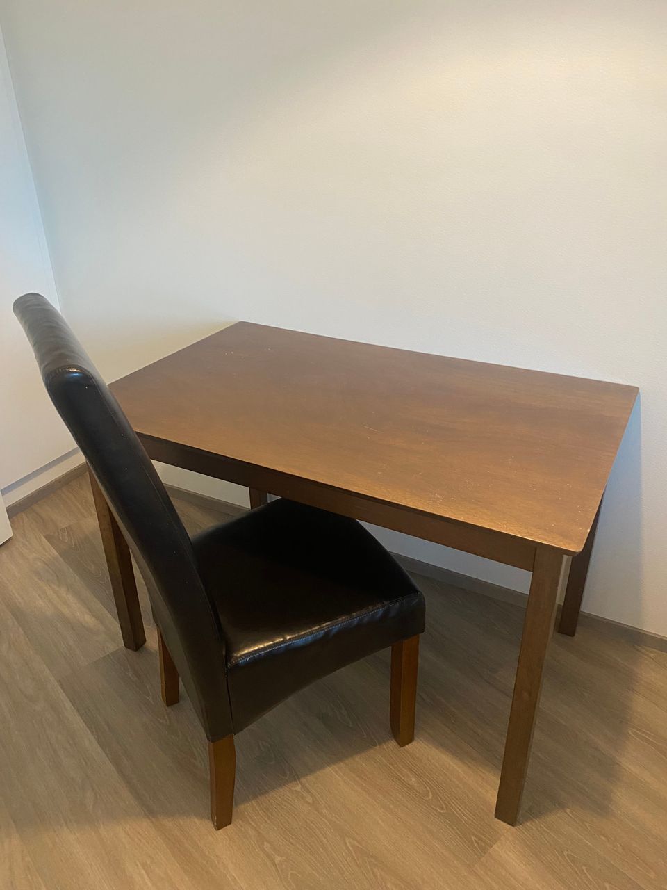 Myydään pöytä + 5 tuolia