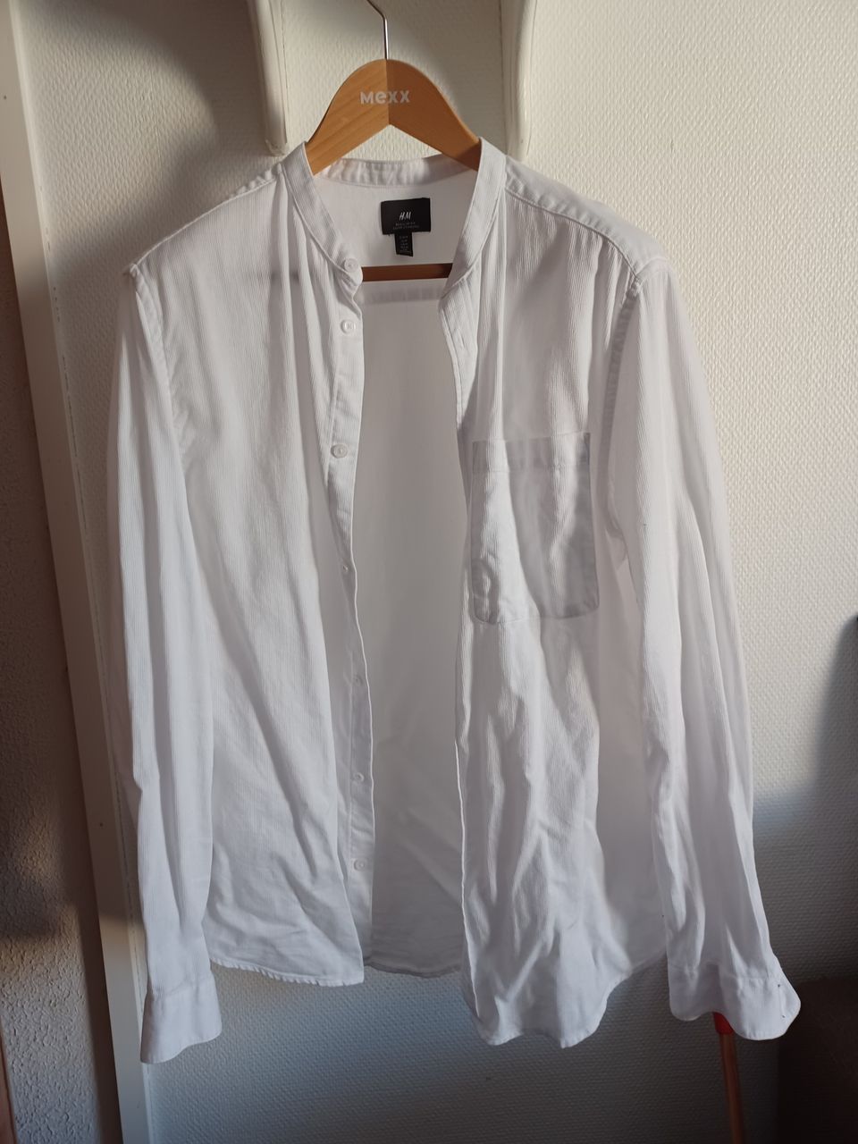 Poikien valkoinen pitkähihainen siisti paita M