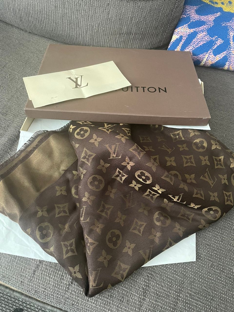 Käyttämätön Louis Vuitton Shine Shawl Monogram ruskea.