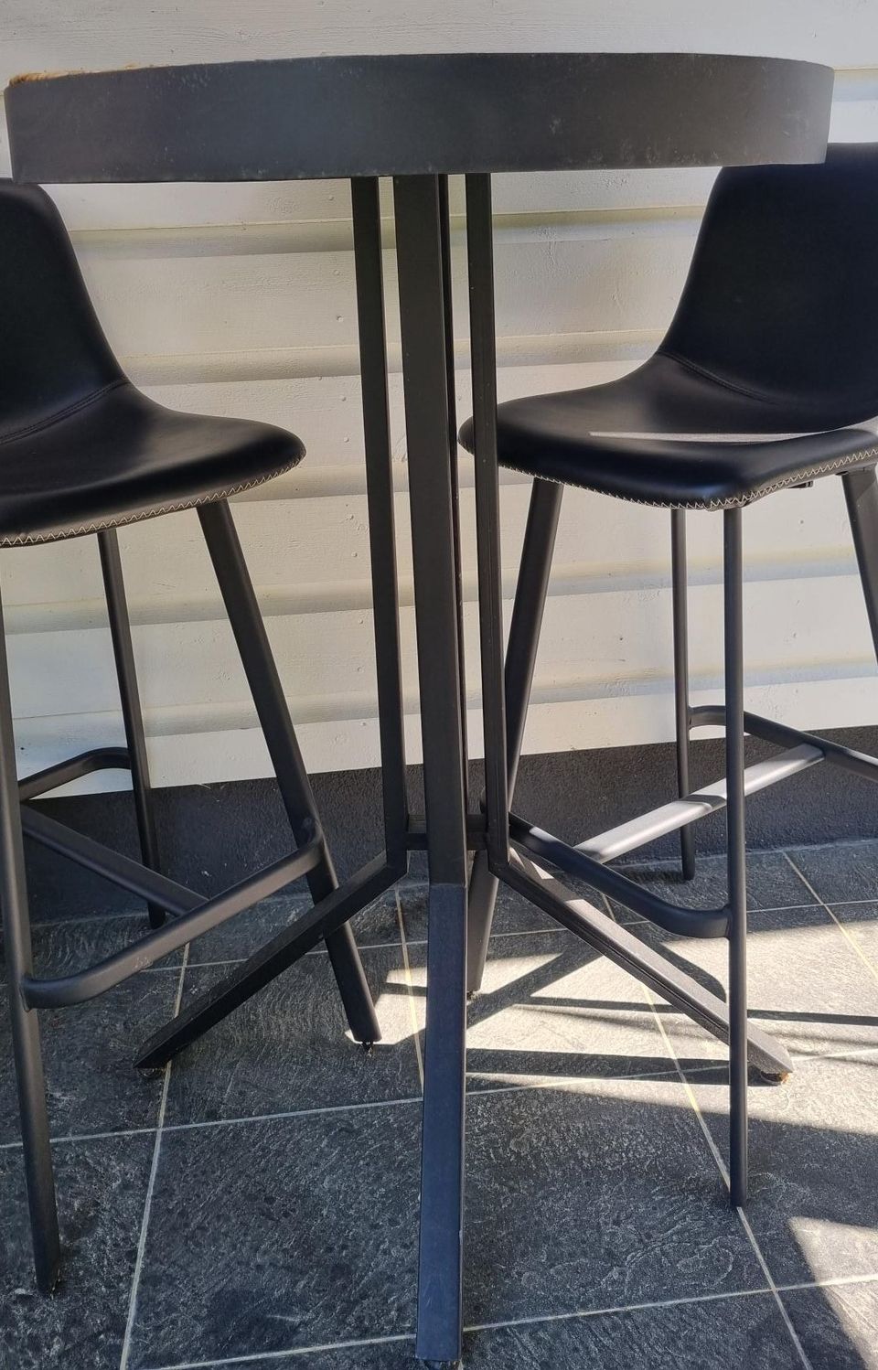 Baaripöytä + tuolit (2 kpl)