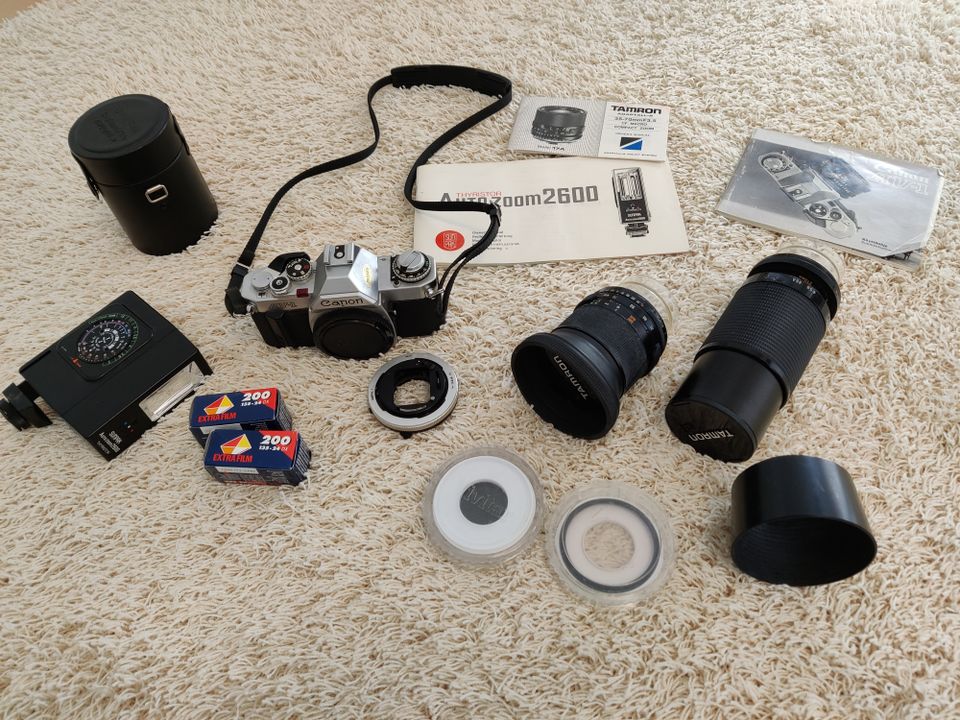 35 mm:n filmikamera Canon AV-1, +Tamron objektiivit ja salama ym.