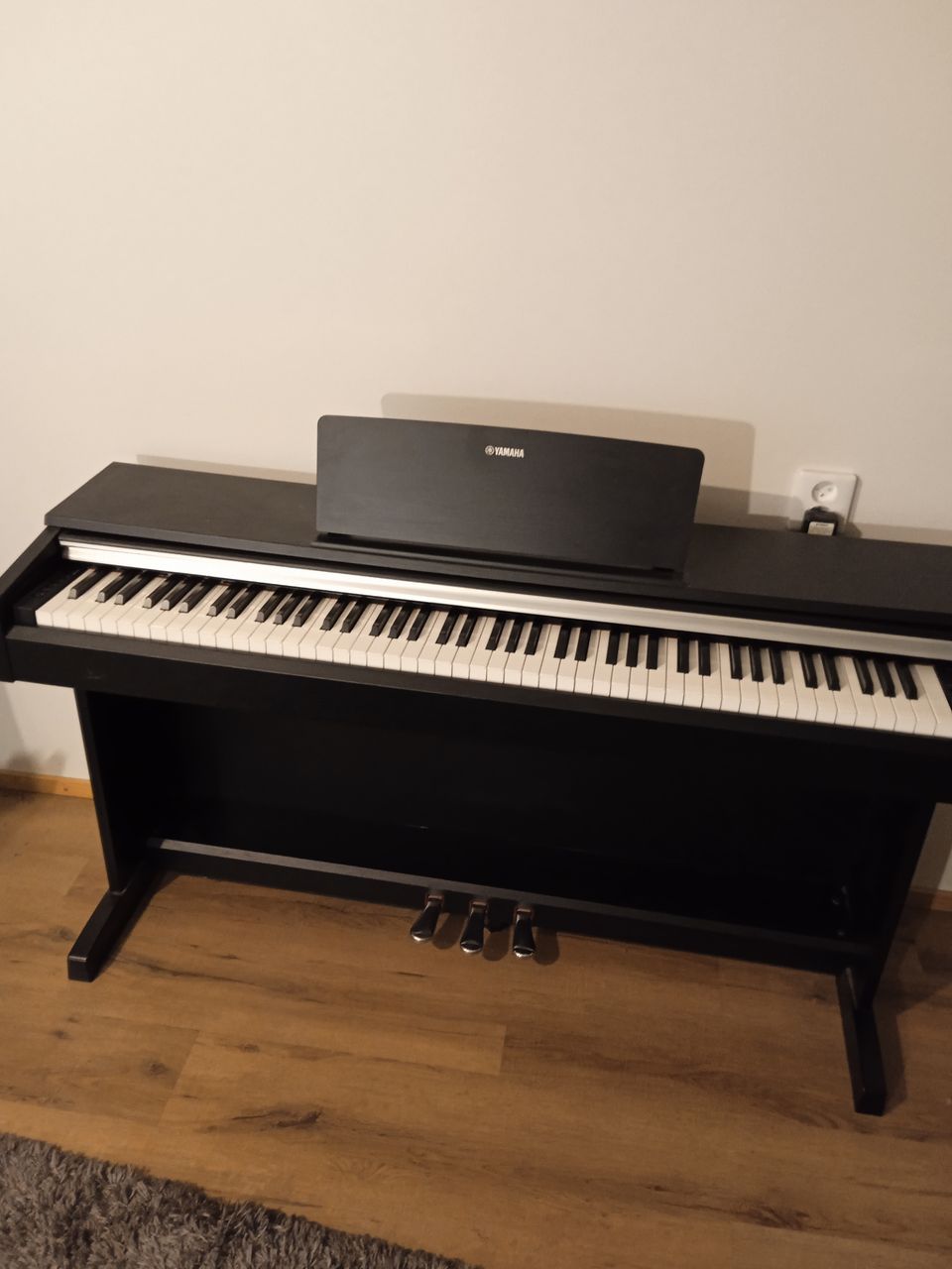 Yamaha Arius YDP-142 digitaalinen piano