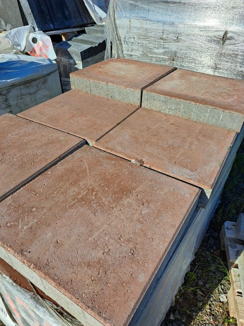 42x42 hiekanruskeaa betonilaattaa II-laatu