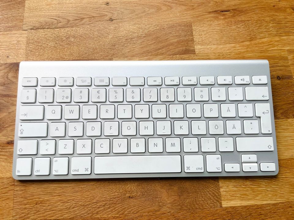 Apple Magic Keyboard (2 AA battery)