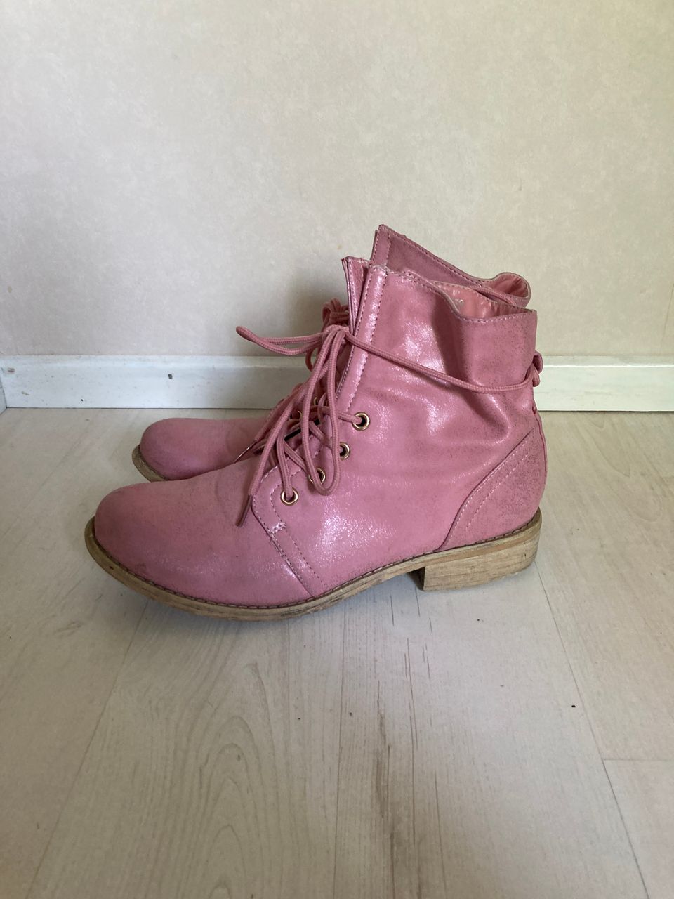 Vaaleanpunaiset naisten kengät 38