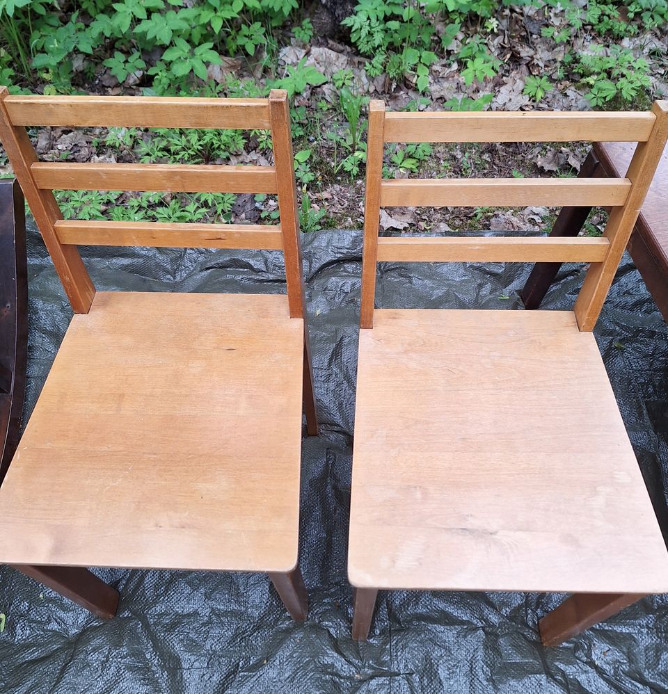 2 kpl puisia keittiön tuoleja