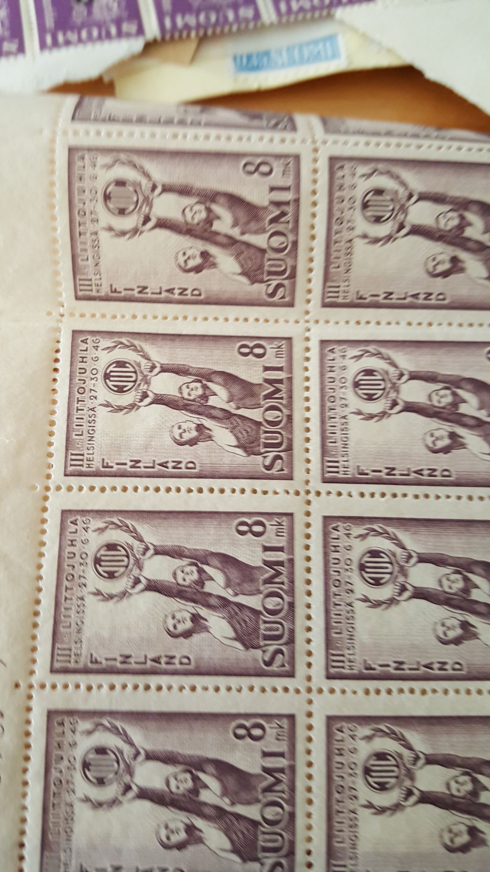 Erillaisia postimerkkejä