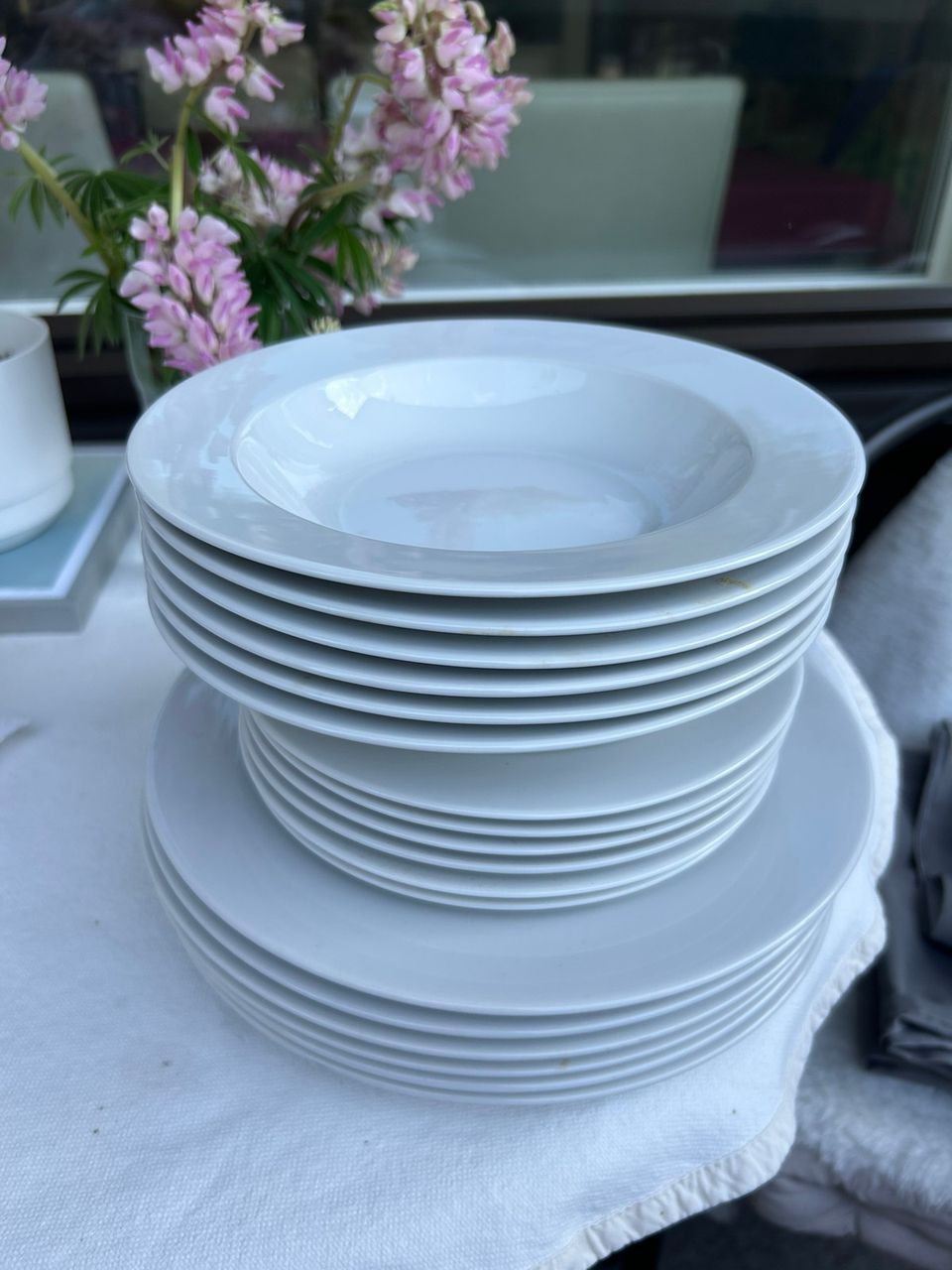 Valkoinen astiasto/setti lautasia