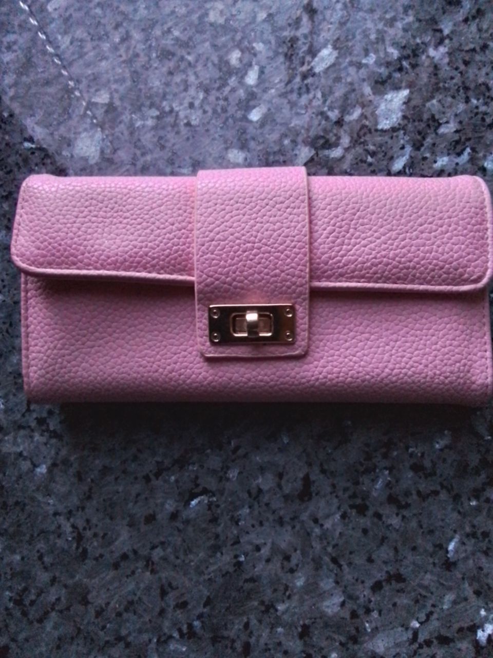 Vaaleanpunainen lompakko