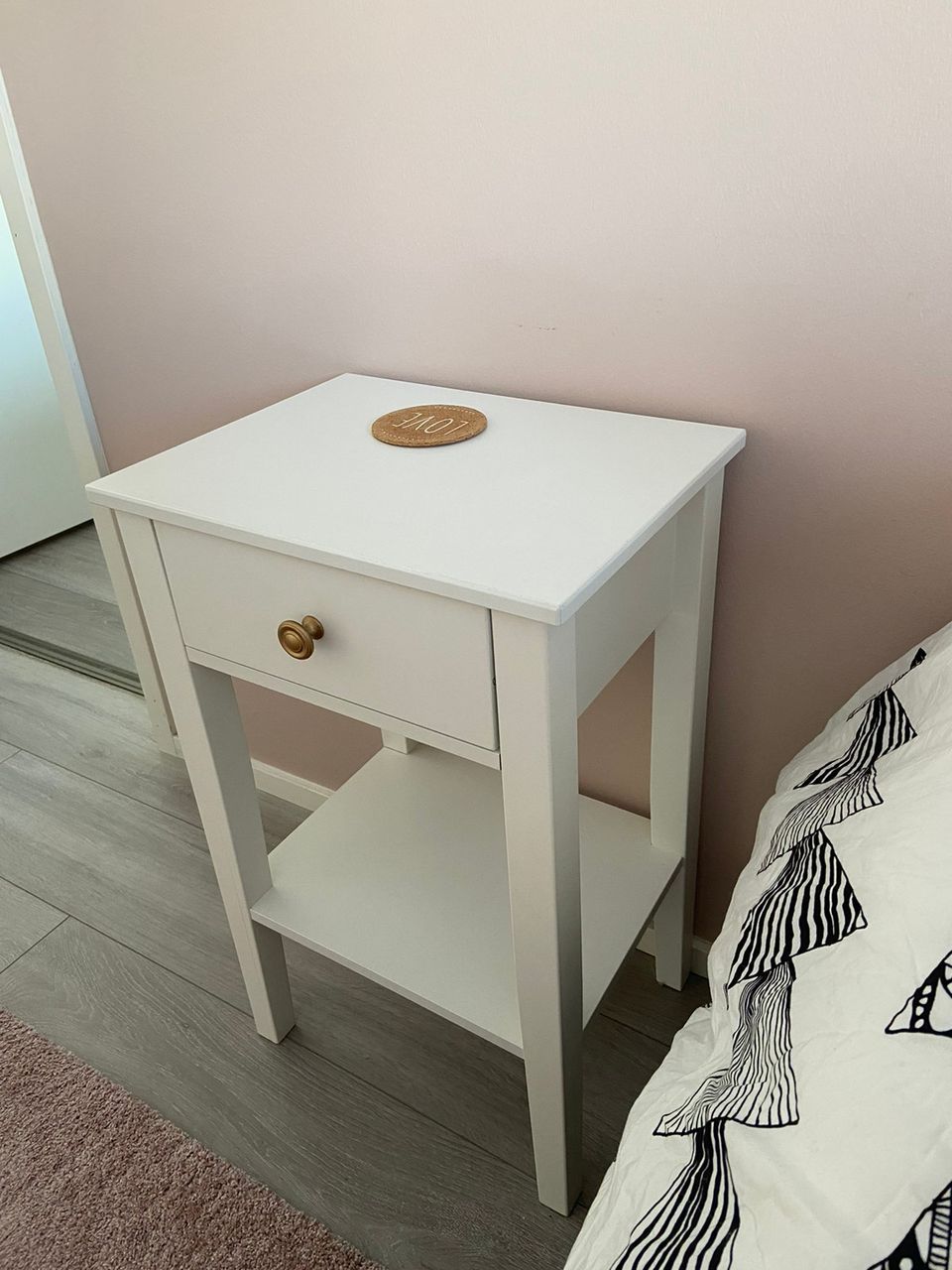 Valkoinen yöpöytä Ikea