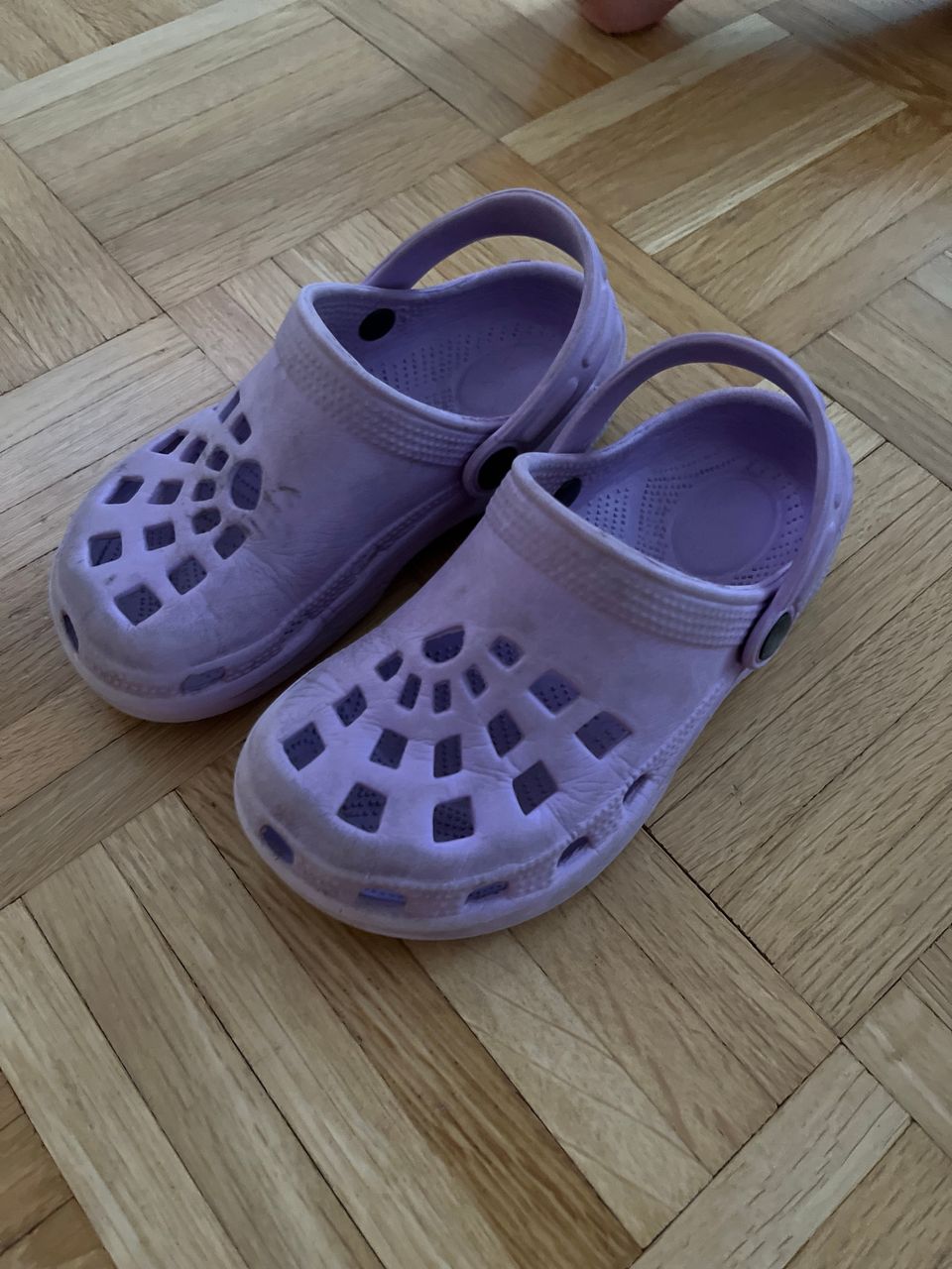 Crocs-tyyppiset lilat sandaalit 29-30