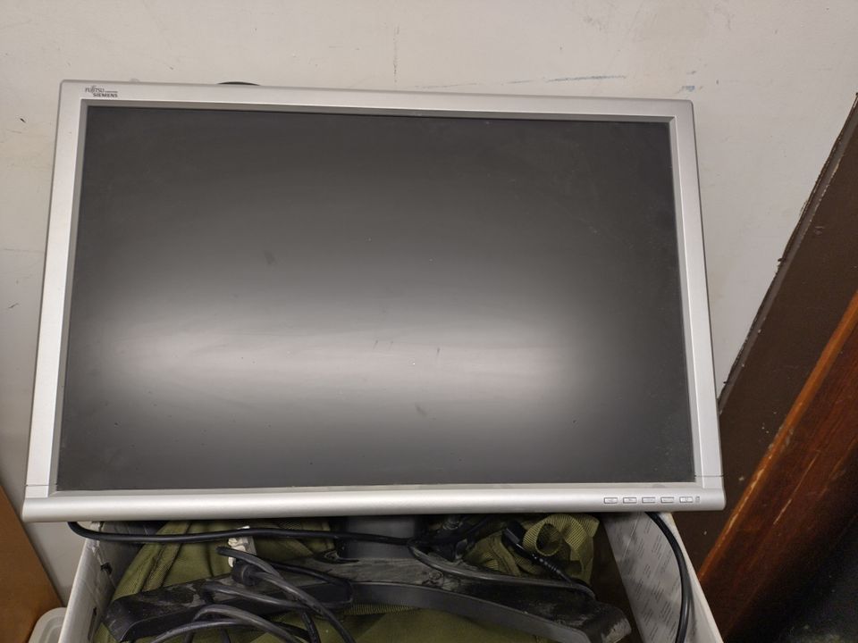 Fujitsu 24" monitori 1900*1200