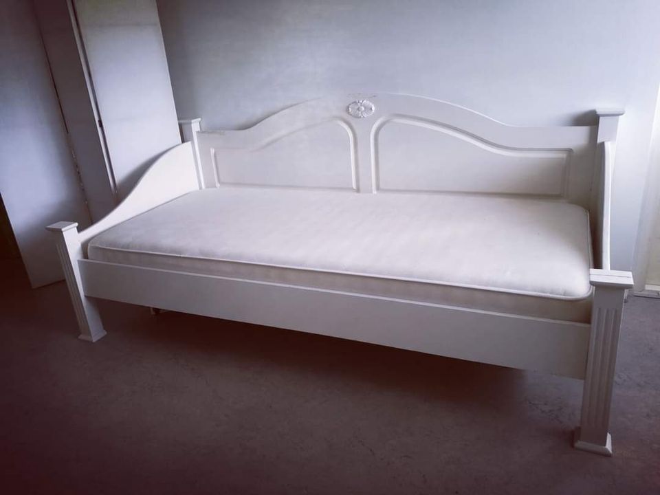Maalaisromantinen sänky sohva