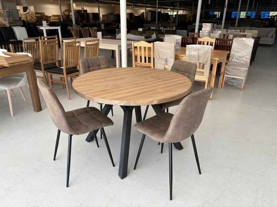 Pyöreä pöytä ja neljä tuolia