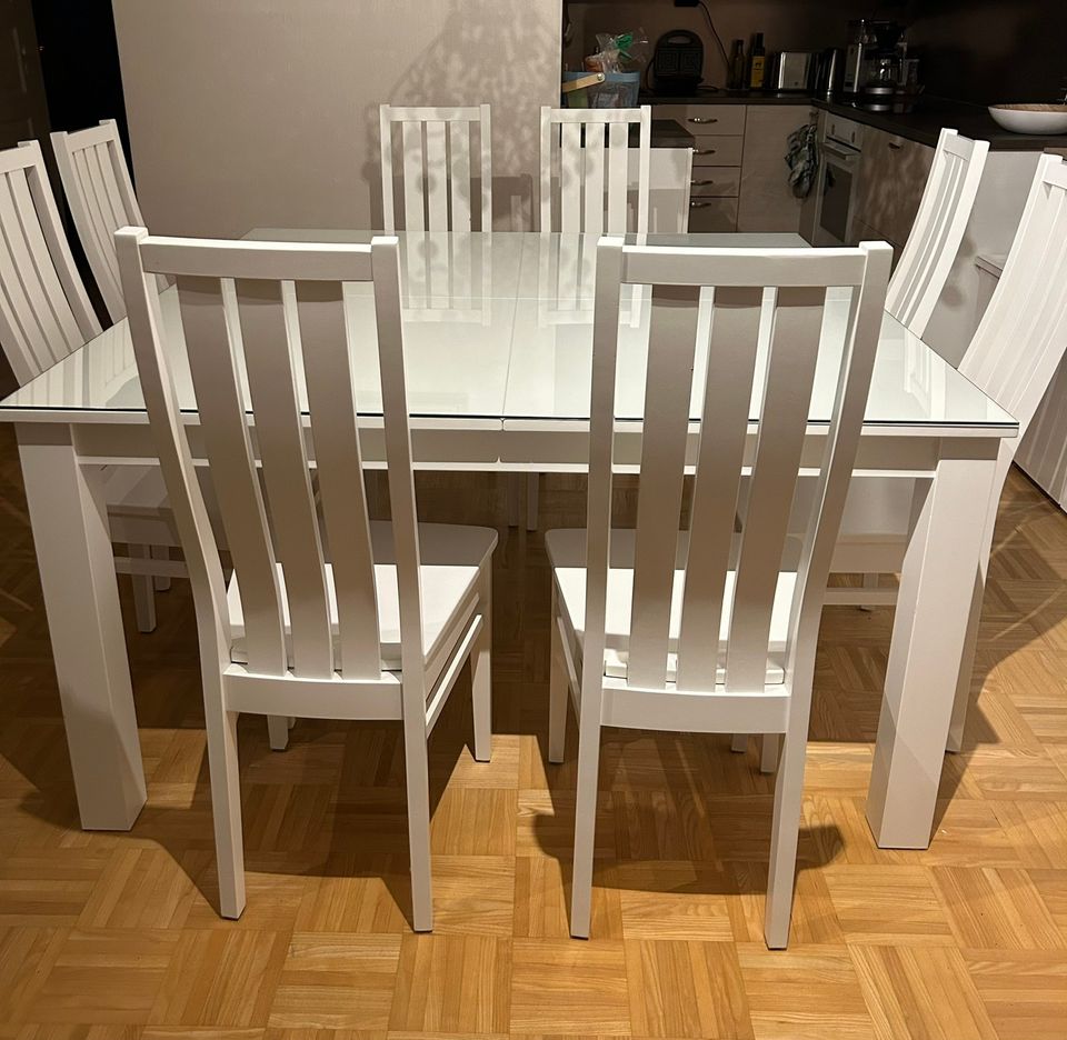 Pohjanmaan neliskanttinen ruokapöytä ja kahdeksan tuolia