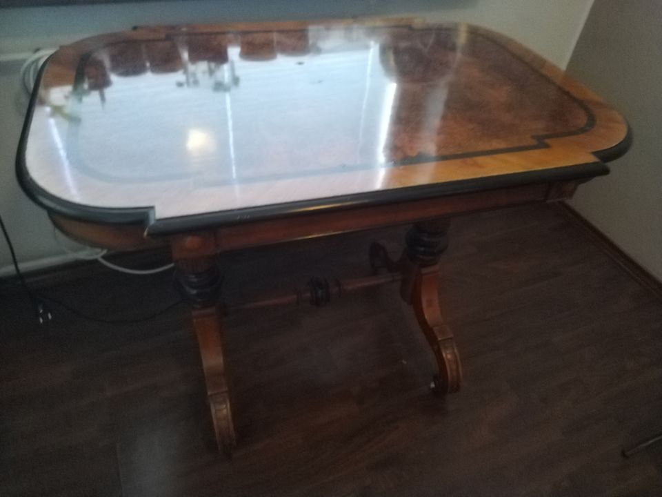 Antiikkipöytä