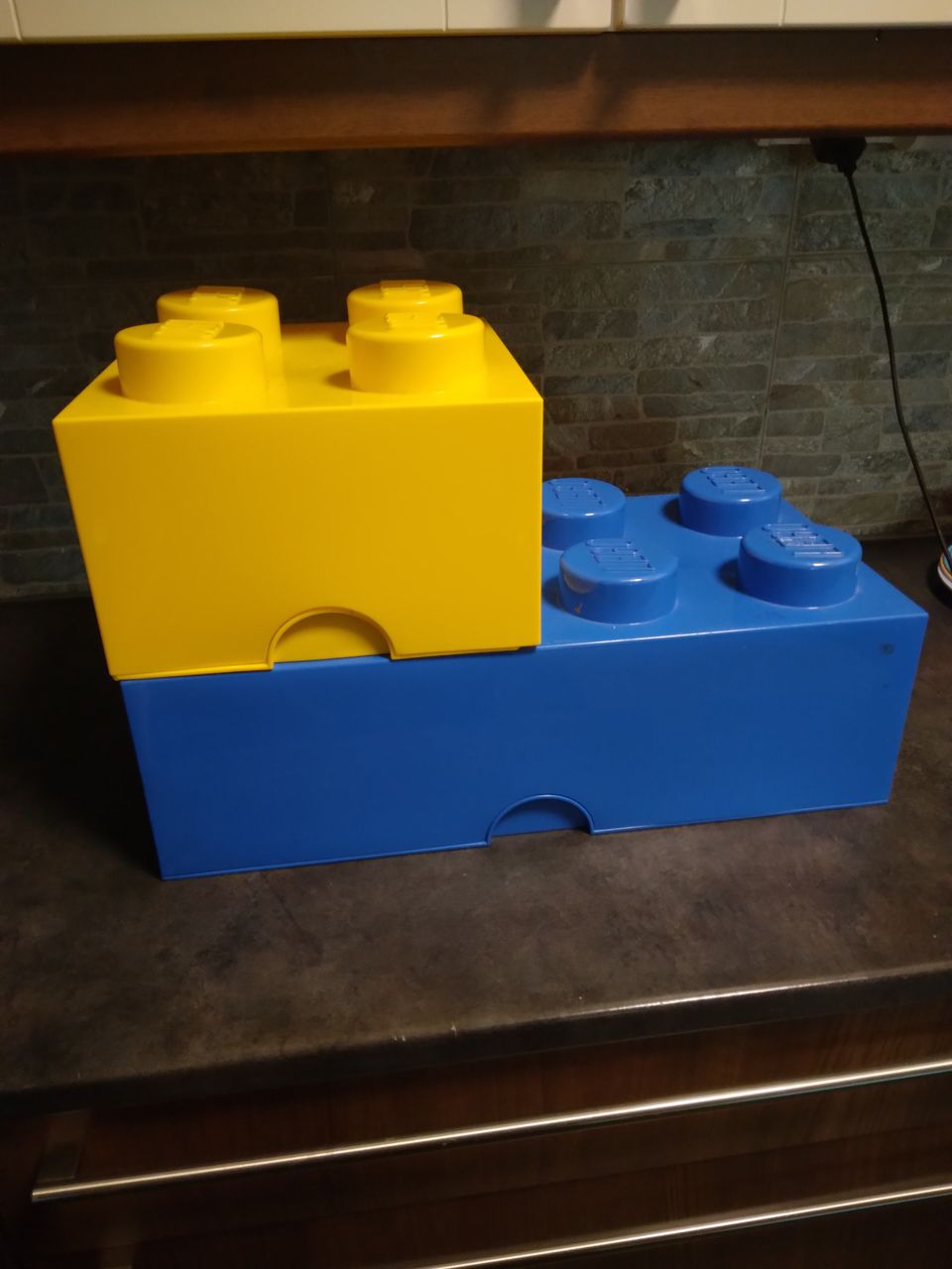 2kpl lego säilytyslaatikoita