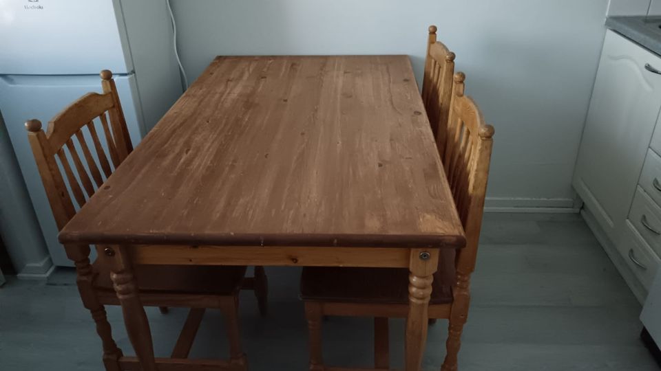 Mänty keittiön pöytä ja 4 tuolia